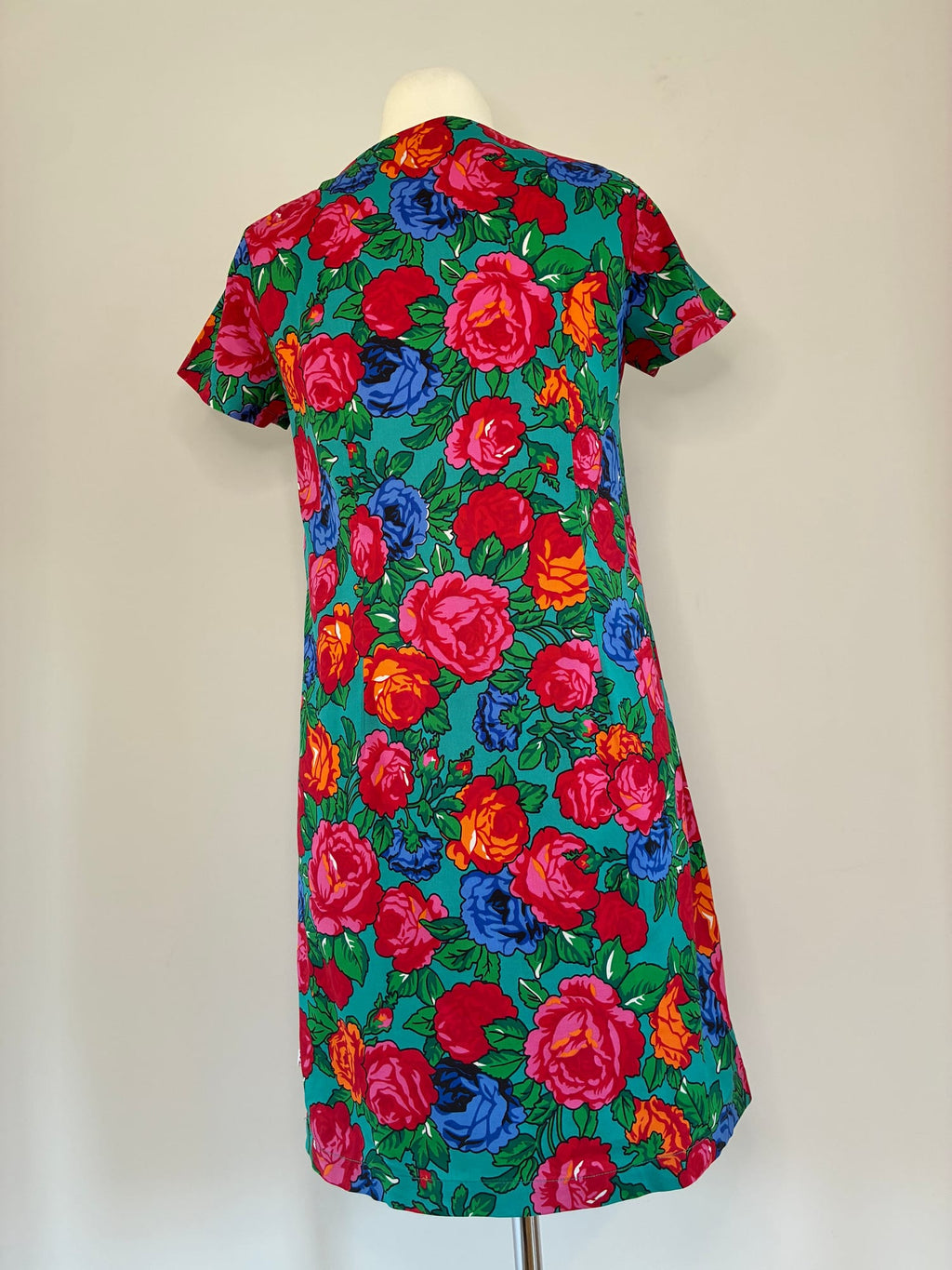 Etuikleid, Größe L, Petrolgrün mit buntem Rosen-Print in Pink, Rot, Orange und Blau, Rückansicht