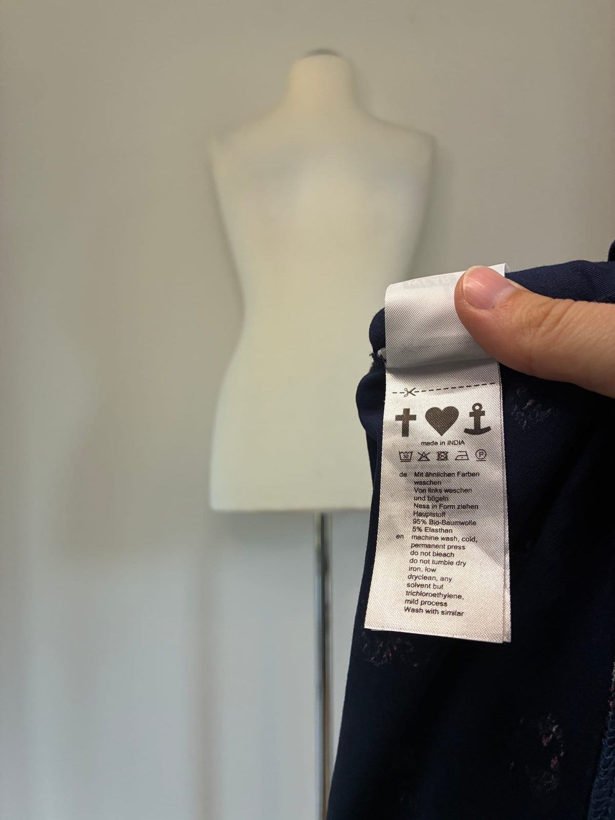 Blutsgeschwister Jerseykleid, Größe L, Dunkelblau mit buntem Meerschweinchen-Print, Materialetikett
