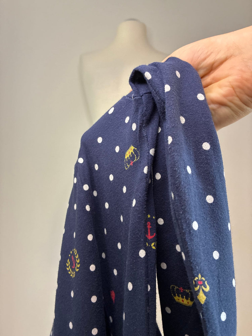 Jerseykleid, Größe L, Marineblau mit weißen Punkten und bunten Kronen-, Anker- und Herzmotiven, Detailaufnahme der