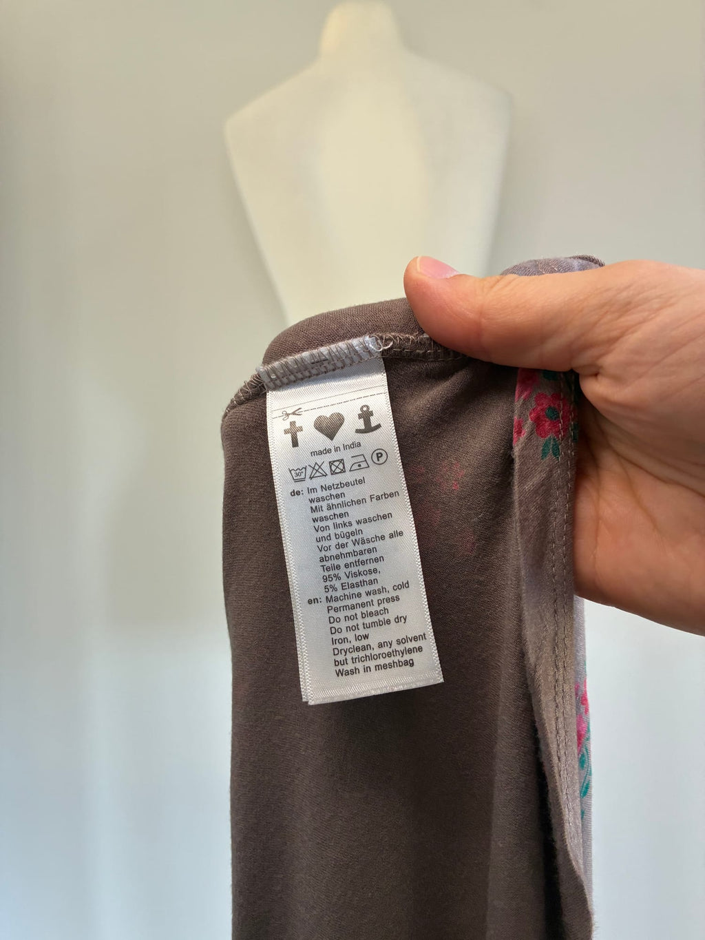 Wickelkleid, Größe L (fällt aus wie XL), Taupe mit Blumenprint in Pink und Rot, grüner Kontrastsaum, Materialetikett