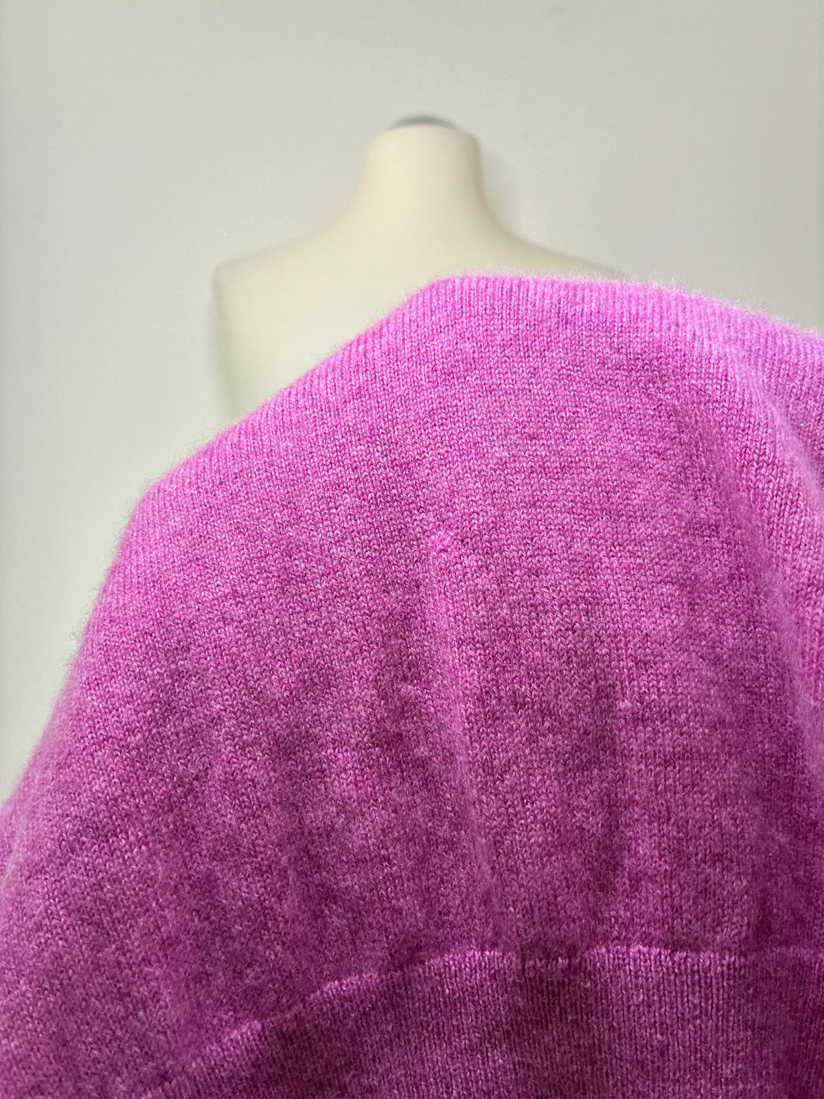 SØR Kurzarmpullover, Größe L, Fuchsia, Detailaufnahme