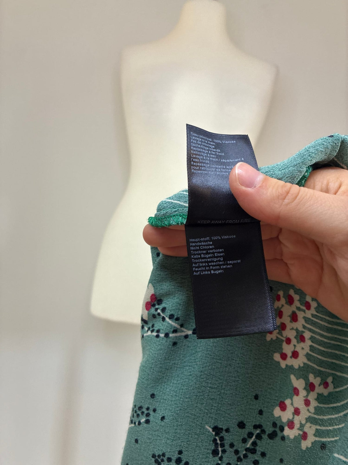 ba&sh Jumpsuit (Playsuit) mit kurzem Bein, Größe L, Waldgrün mit Blumenprint, Pflegeetikett