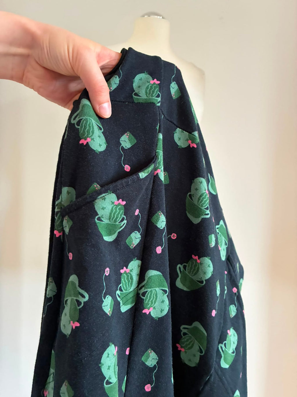 Verspieltes Langarmkleid Größe M in Schwarz mit Kaktusmuster