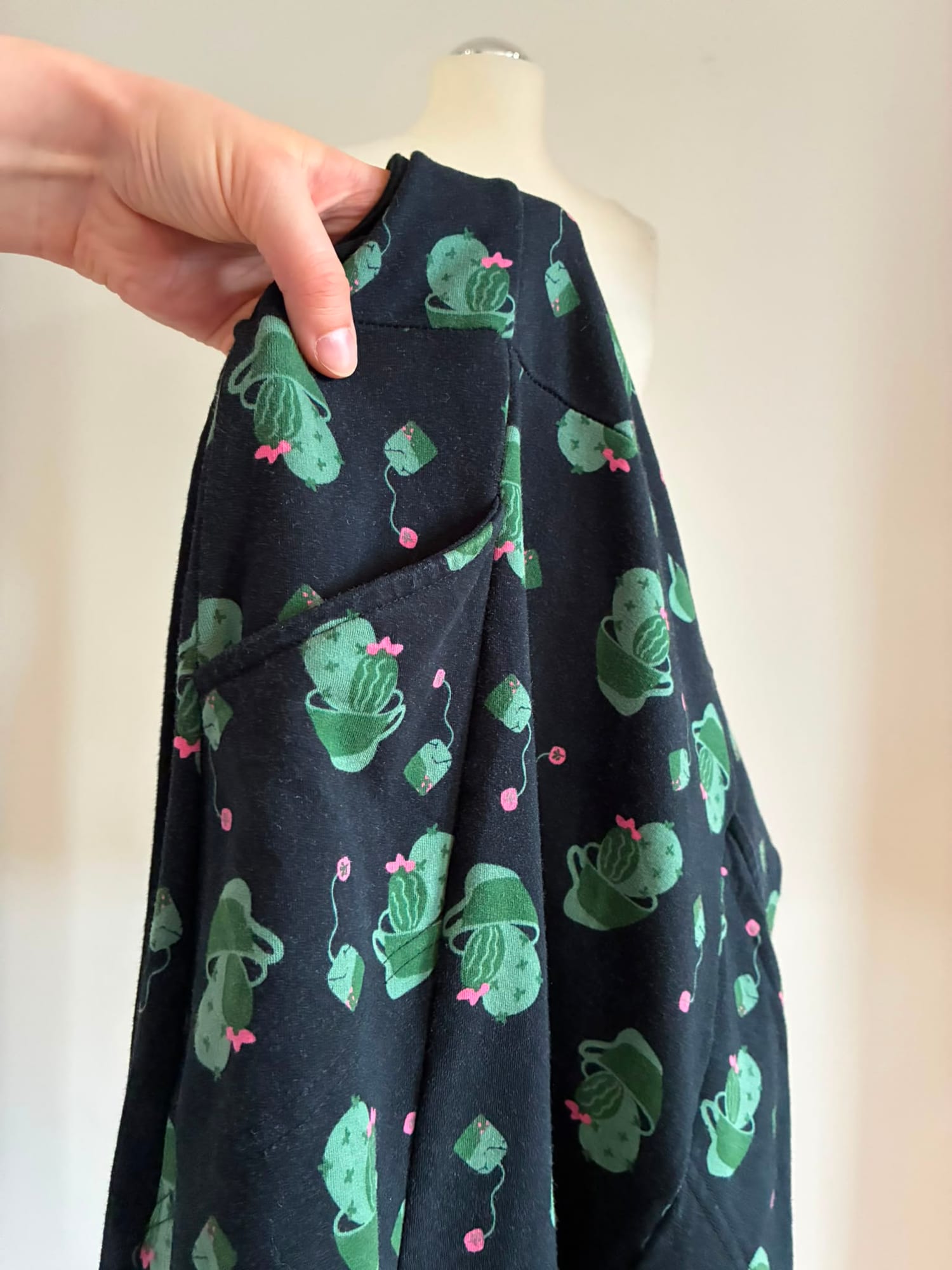 Verspieltes Langarmkleid Größe M in Schwarz mit Kaktusmuster