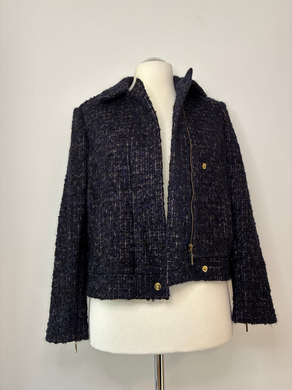 Sézane Bouclé-Jacke, Größe M, Dunkelblau meliert, Detailaufnahme