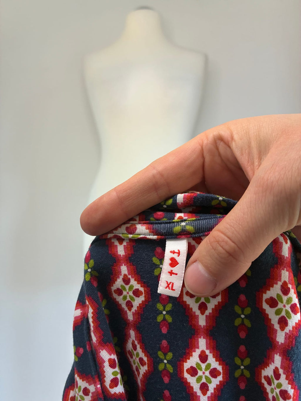 Midikleid, Größe XL, Dunkelblau mit rot-weißem Ikat-Muster, Größenetikett