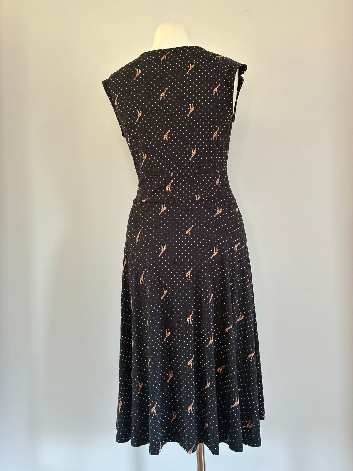 Blutsgeschwister Kleid, Größe XL, Schwarz mit weißen Punkten und Giraffen-Print in Orange, Rückansicht