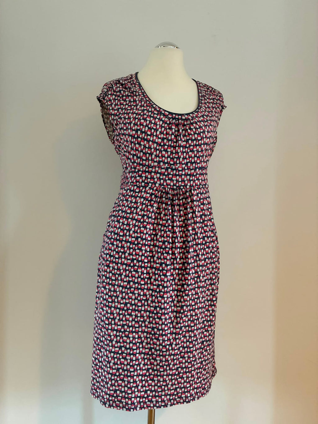 Gemustertes Jerseykleid von Boden Größe 44 in Dunkelblau und Rot mit Taschen