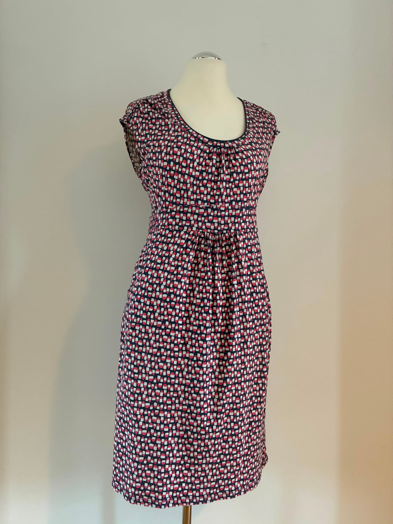 Gemustertes Jerseykleid von Boden Größe 44 in Dunkelblau und Rot mit Taschen