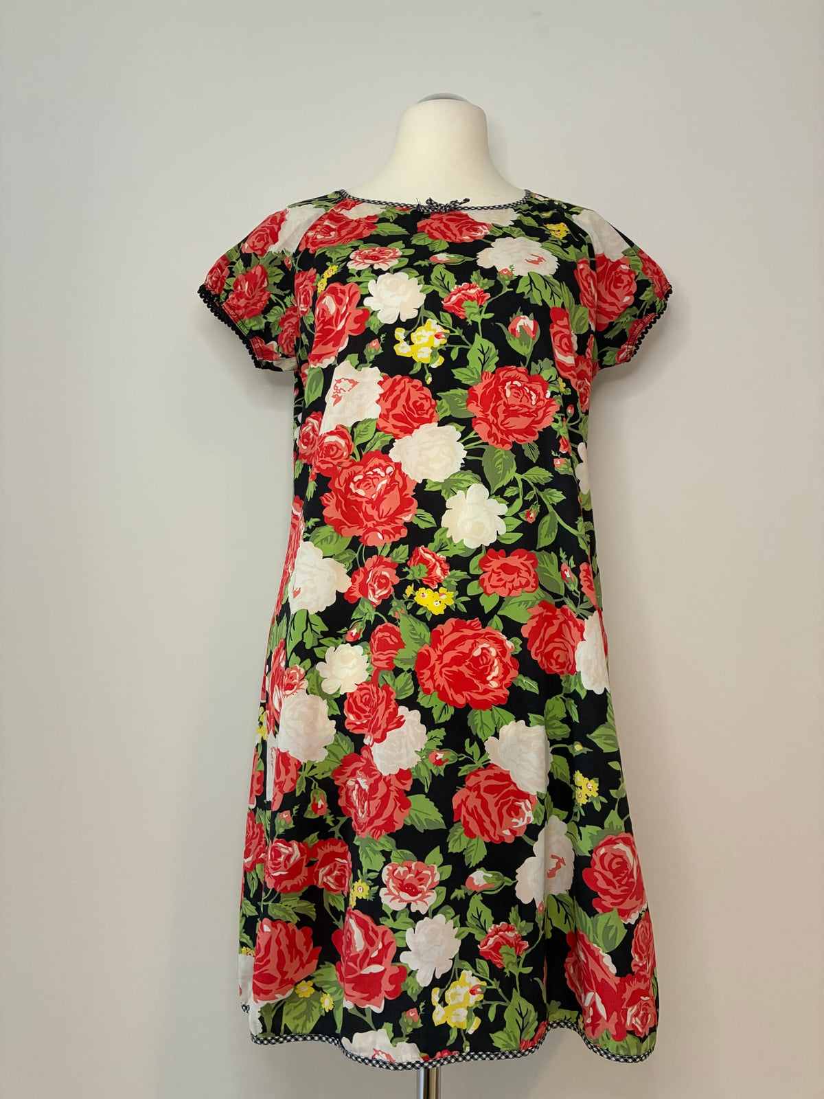 Blutsgeschwister Kleider, Größe XL, Schwarz mit Rosenprint in Rot, Weiß und Grün, Vorderansicht
