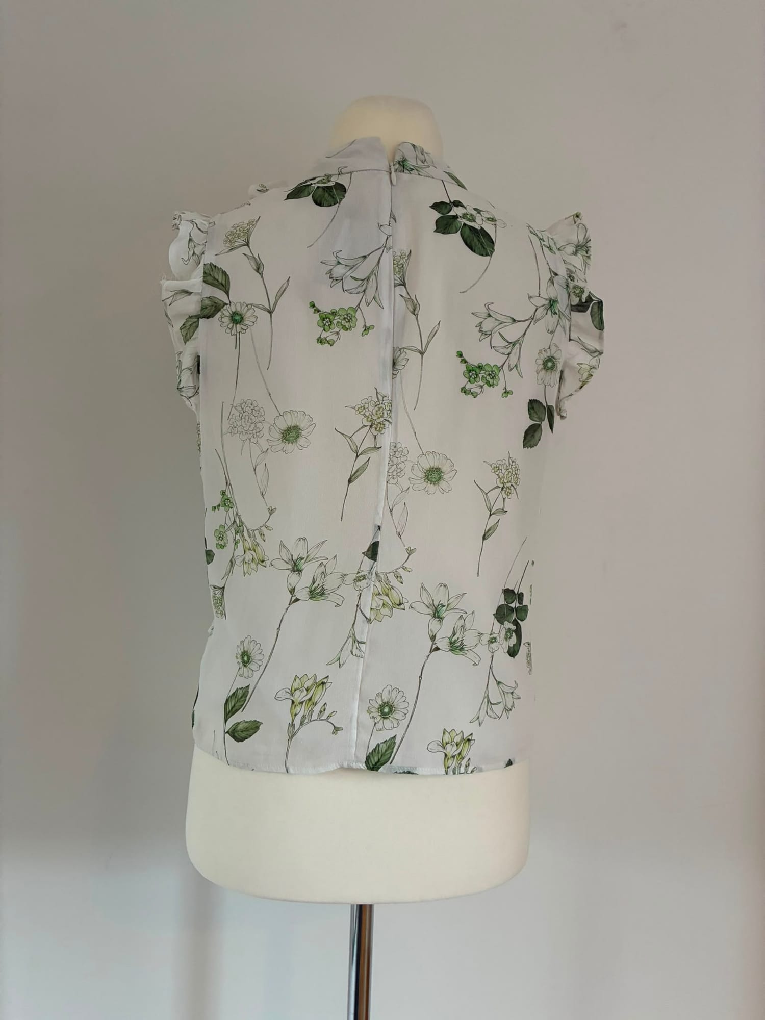 Ivy & Oak Bluse Größe 42 in Weiß mit grünem Blumenmuster und Volants