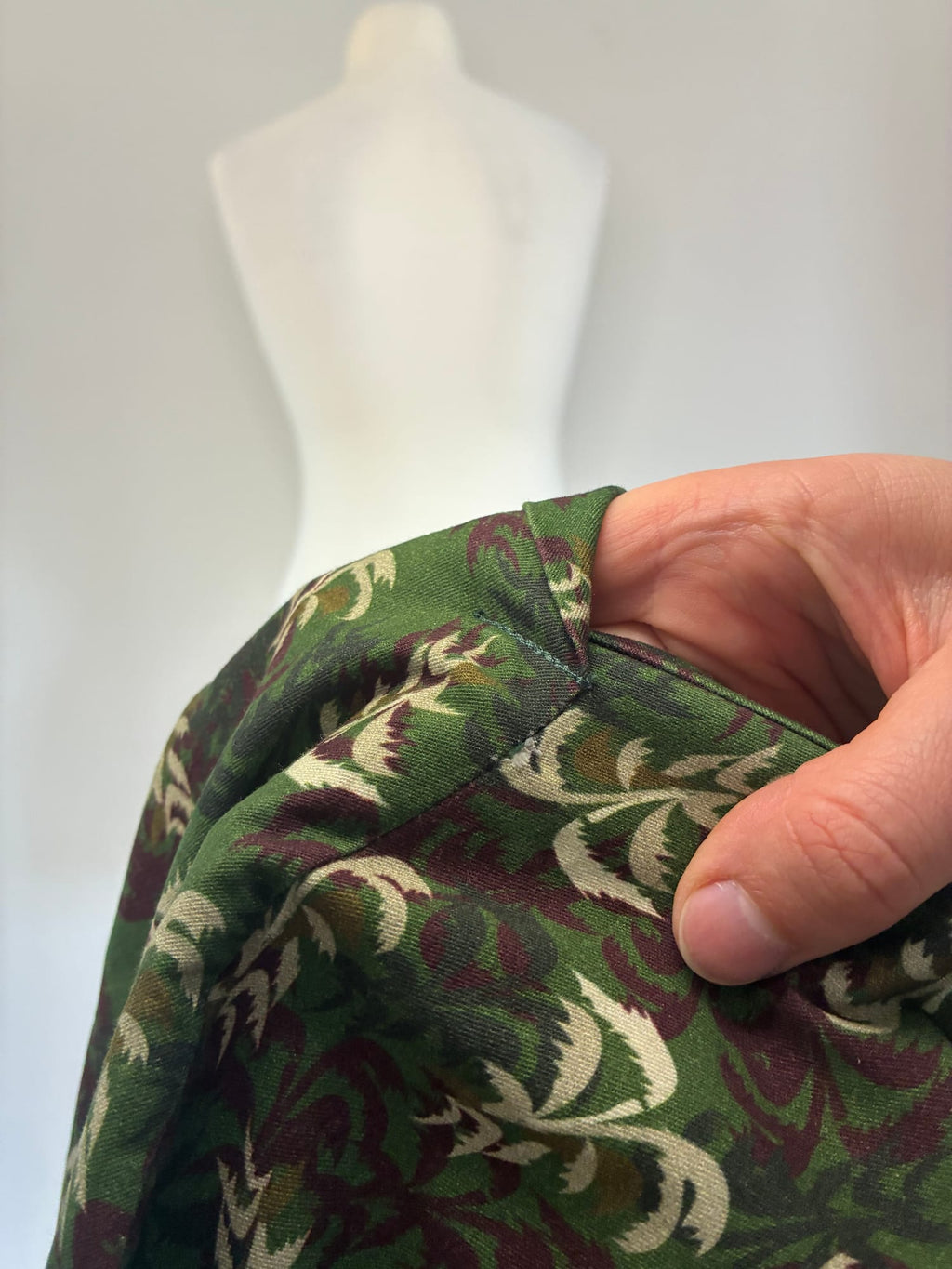 Palava Midikleid, Größe UK 16, Waldgrün mit Blattmuster in Bordeaux und Creme, Detailaufnahme