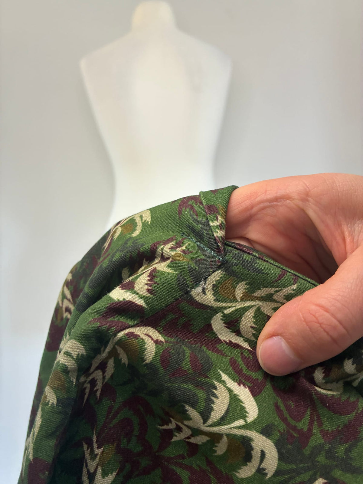 Palava Midikleid, Größe UK 16, Waldgrün mit Blattmuster in Bordeaux und Creme, Detailaufnahme