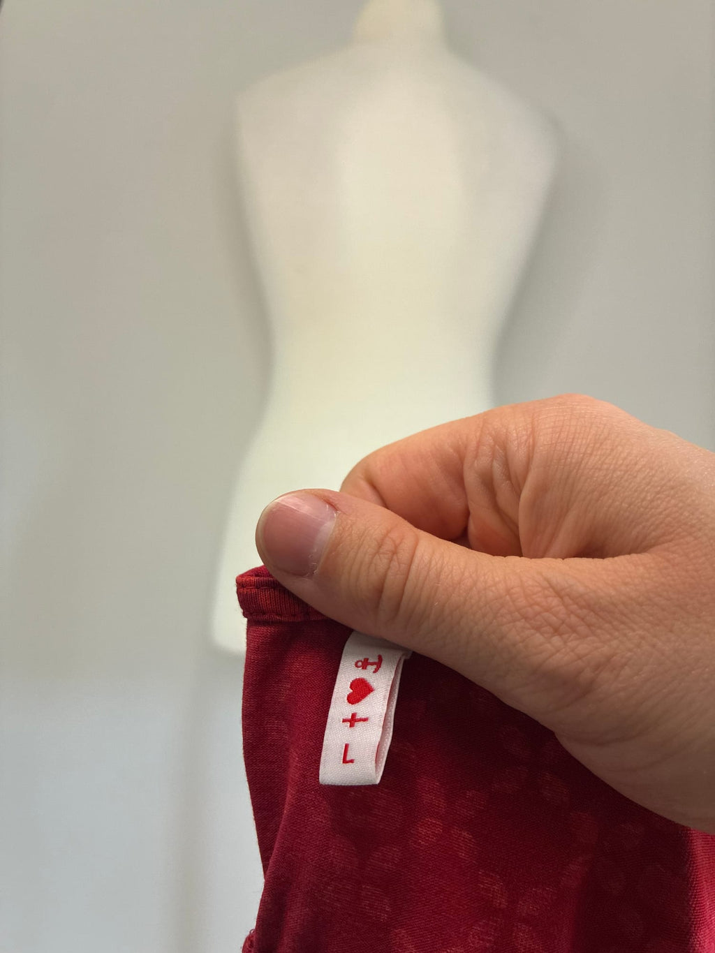 Blutsgeschwister Kleid, Größe L, Rot mit grafischem Blütenmuster in Weiß und Senfgelb, Größenetikett