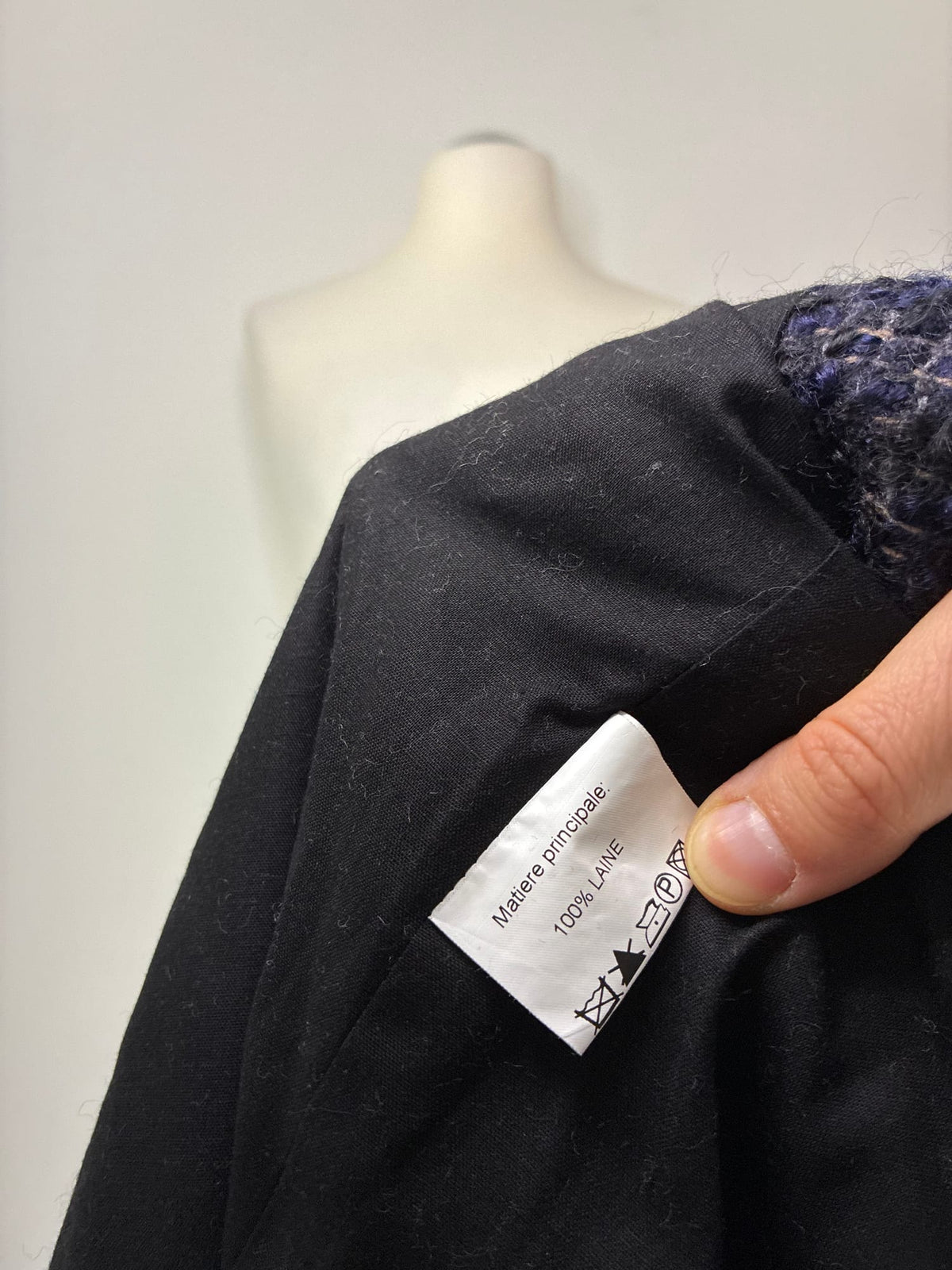 Sézane Bouclé-Jacke, Größe M, Dunkelblau meliert, Materialetikett