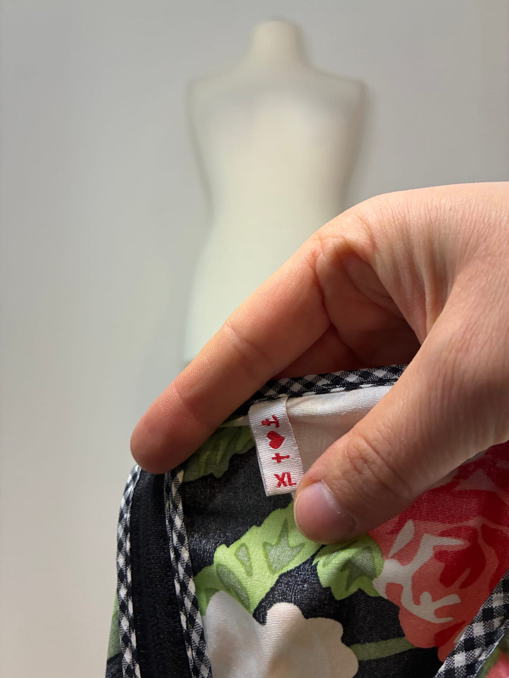 Blutsgeschwister Kleider, Größe XL, Schwarz mit Rosenprint in Rot, Weiß und Grün, Größenetikett