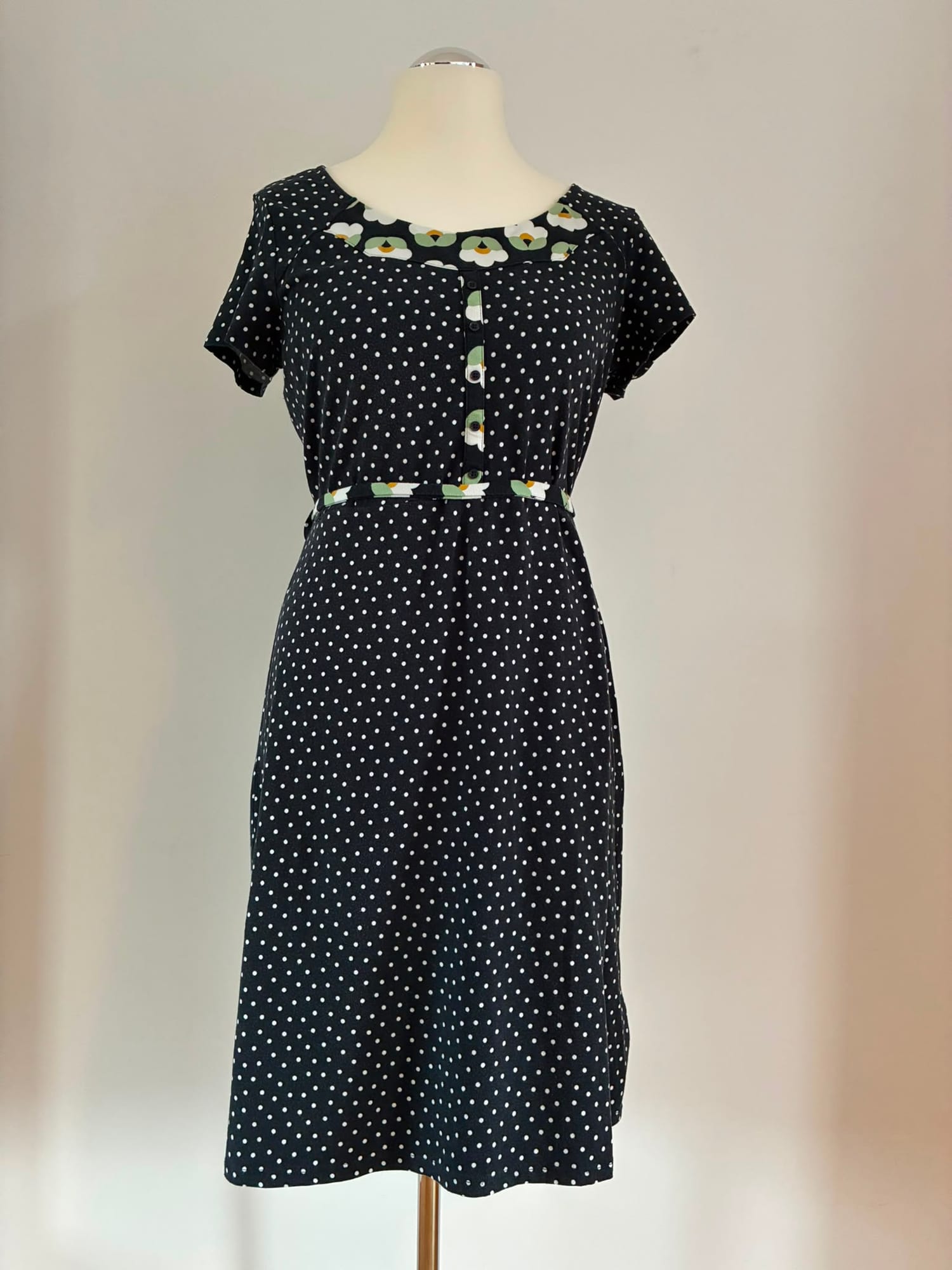 Blutsgeschwister Kleid Größe 2XL in Schwarz mit Punkten und floralen Details