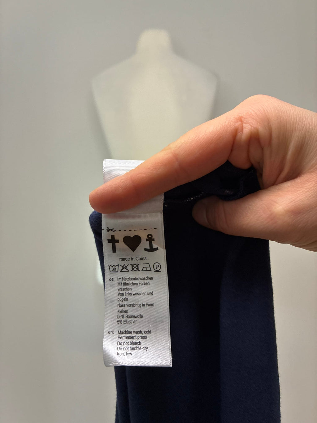 Jerseykleid, Größe L, Marineblau mit weißen Punkten und bunten Kronen-, Anker- und Herzmotiven, Materialetikett