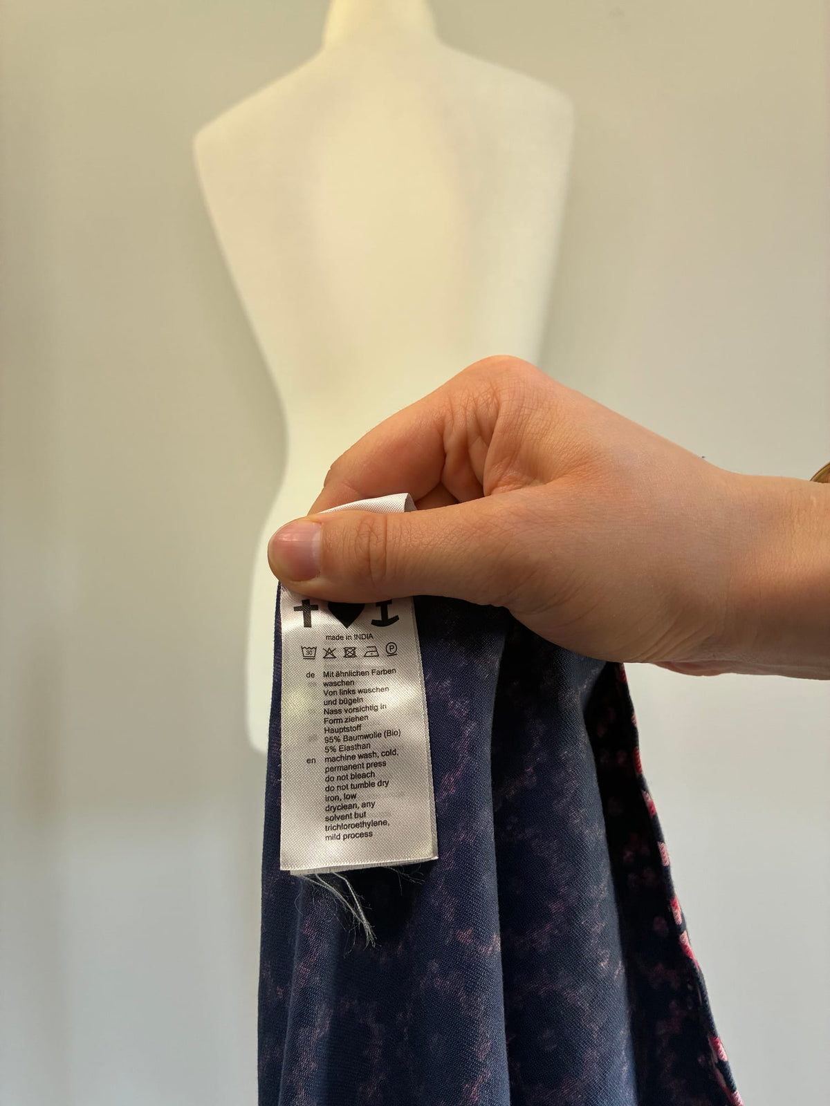 Blutsgeschwister Sommerkleid, Größe 2XL, Dunkelblau mit pinkfarbenem Blumenmuster, Pflegeetikett