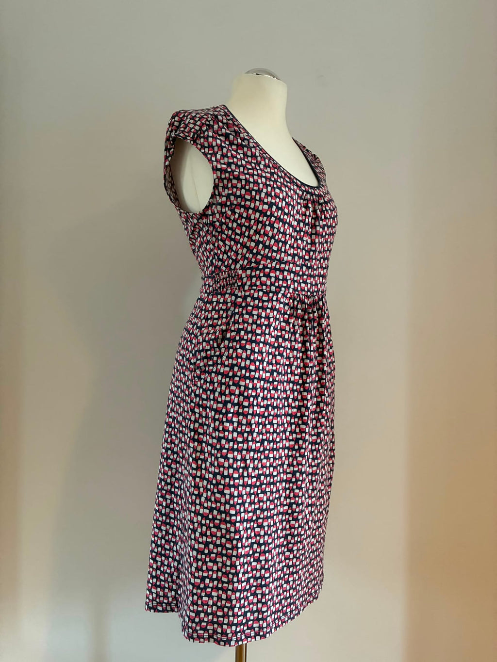Gemustertes Jerseykleid von Boden Größe 44 in Dunkelblau und Rot mit Taschen