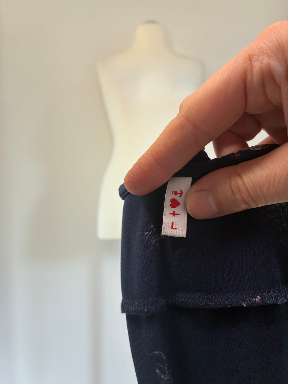 Blutsgeschwister Jerseykleid, Größe L, Dunkelblau mit buntem Meerschweinchen-Print, Größenetikett