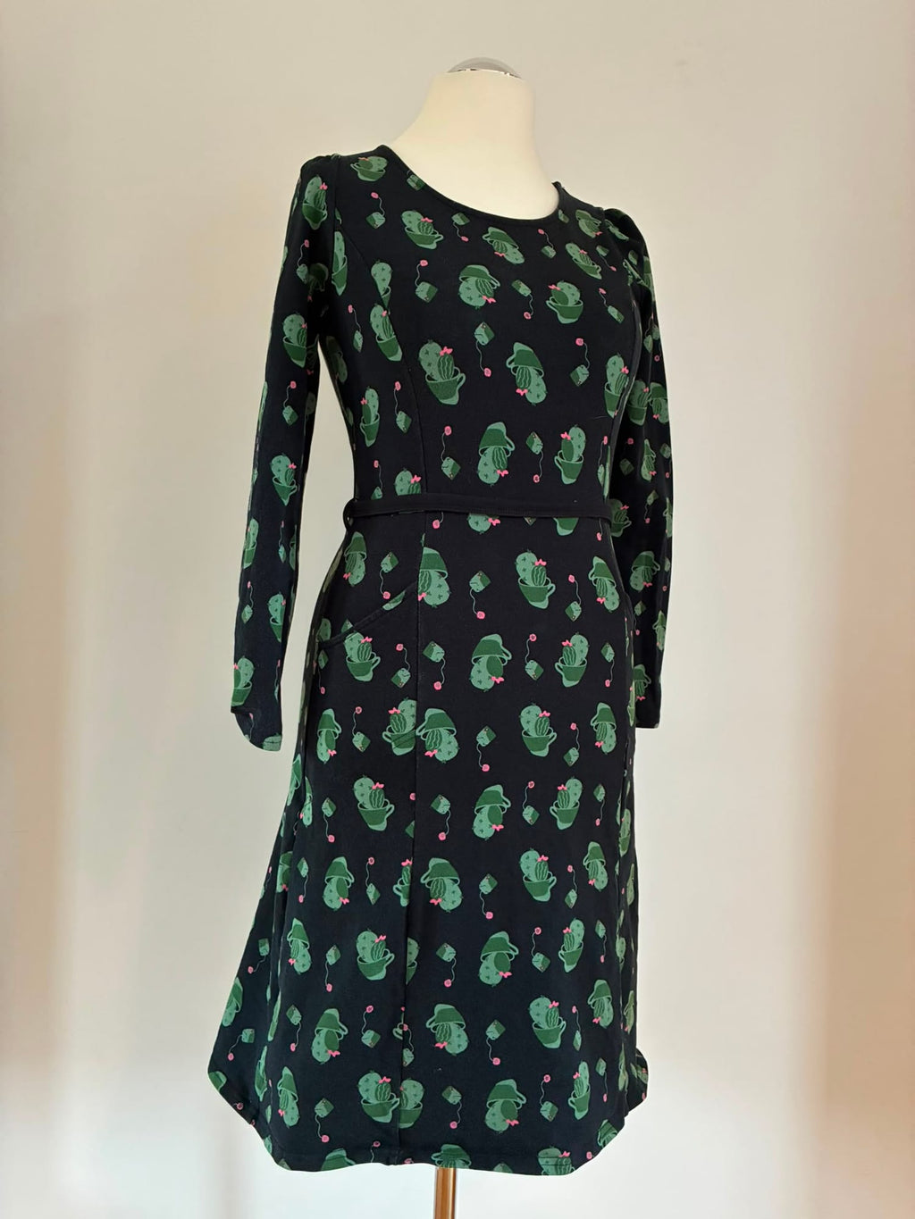 Verspieltes Langarmkleid Größe M in Schwarz mit Kaktusmuster
