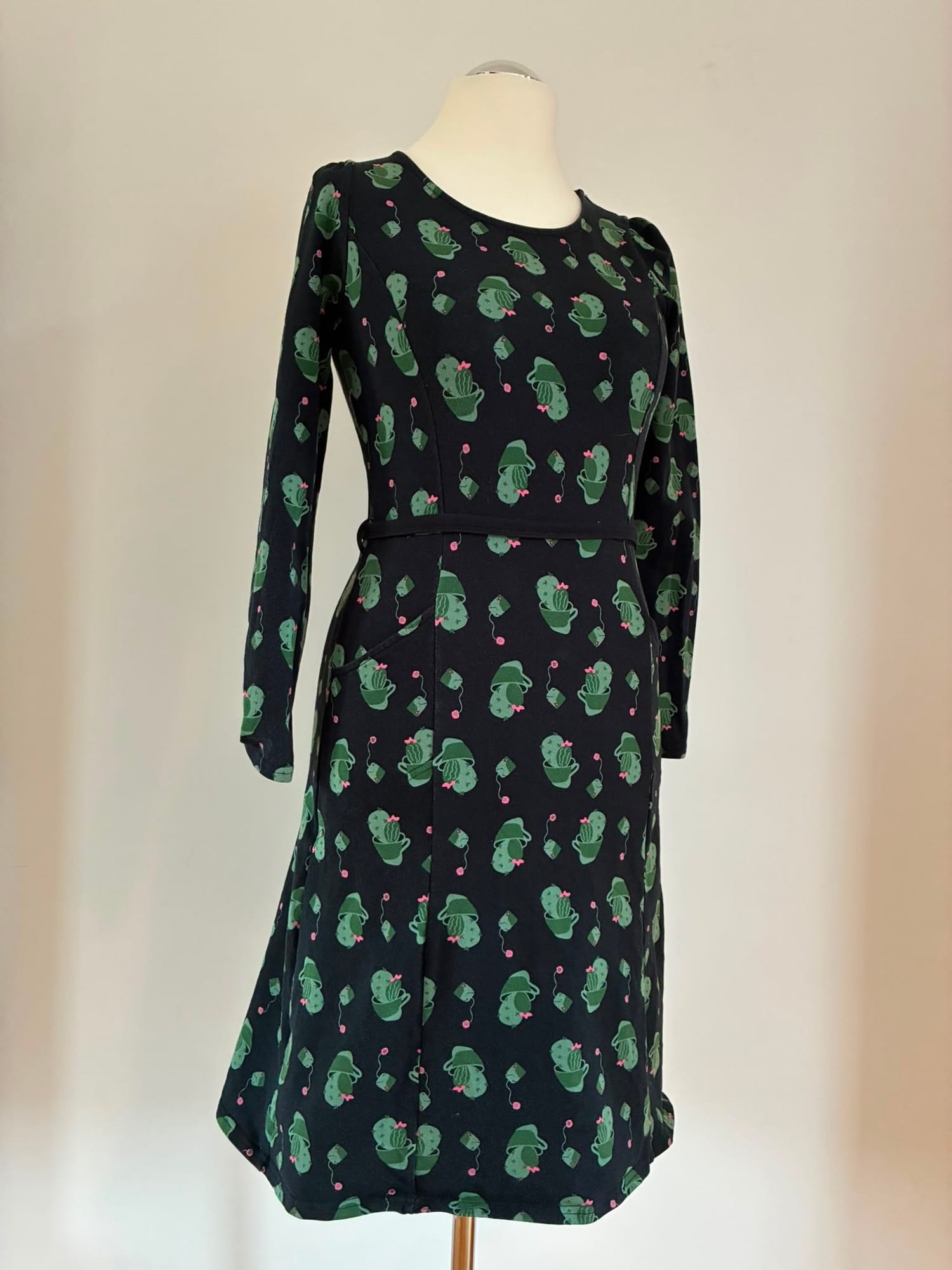 Verspieltes Langarmkleid Größe M in Schwarz mit Kaktusmuster