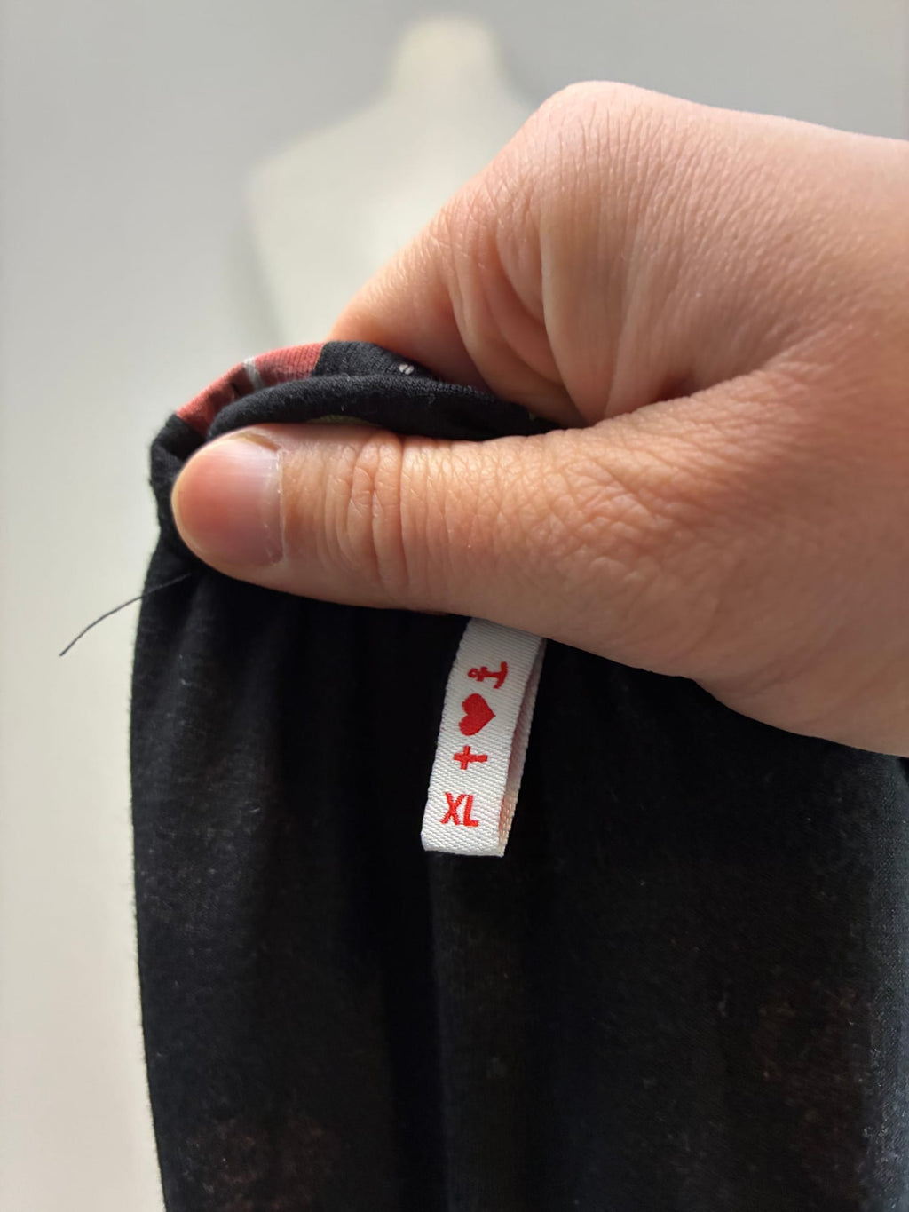 Blutsgeschwister Kleider, Größe XL, Schwarz mit Kirschmuster in Rot und Grün, Größenetikett