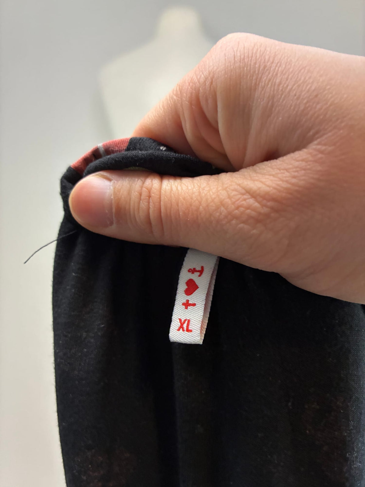 Blutsgeschwister Kleider, Größe XL, Schwarz mit Kirschmuster in Rot und Grün, Größenetikett