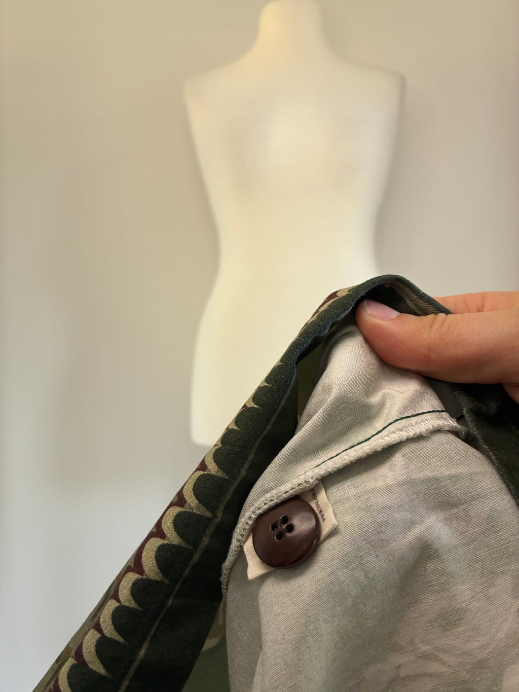 Palava Midikleid, Größe UK 16, Waldgrün mit Blattmuster in Bordeaux und Creme, Detailaufnahme 2