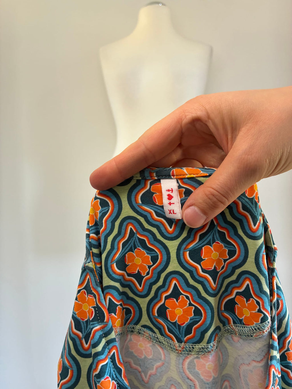 Blutsgeschwister Jerseykleid, Größe XL, Mintgrün mit Orange und Petrol gemustert, Größenetikett