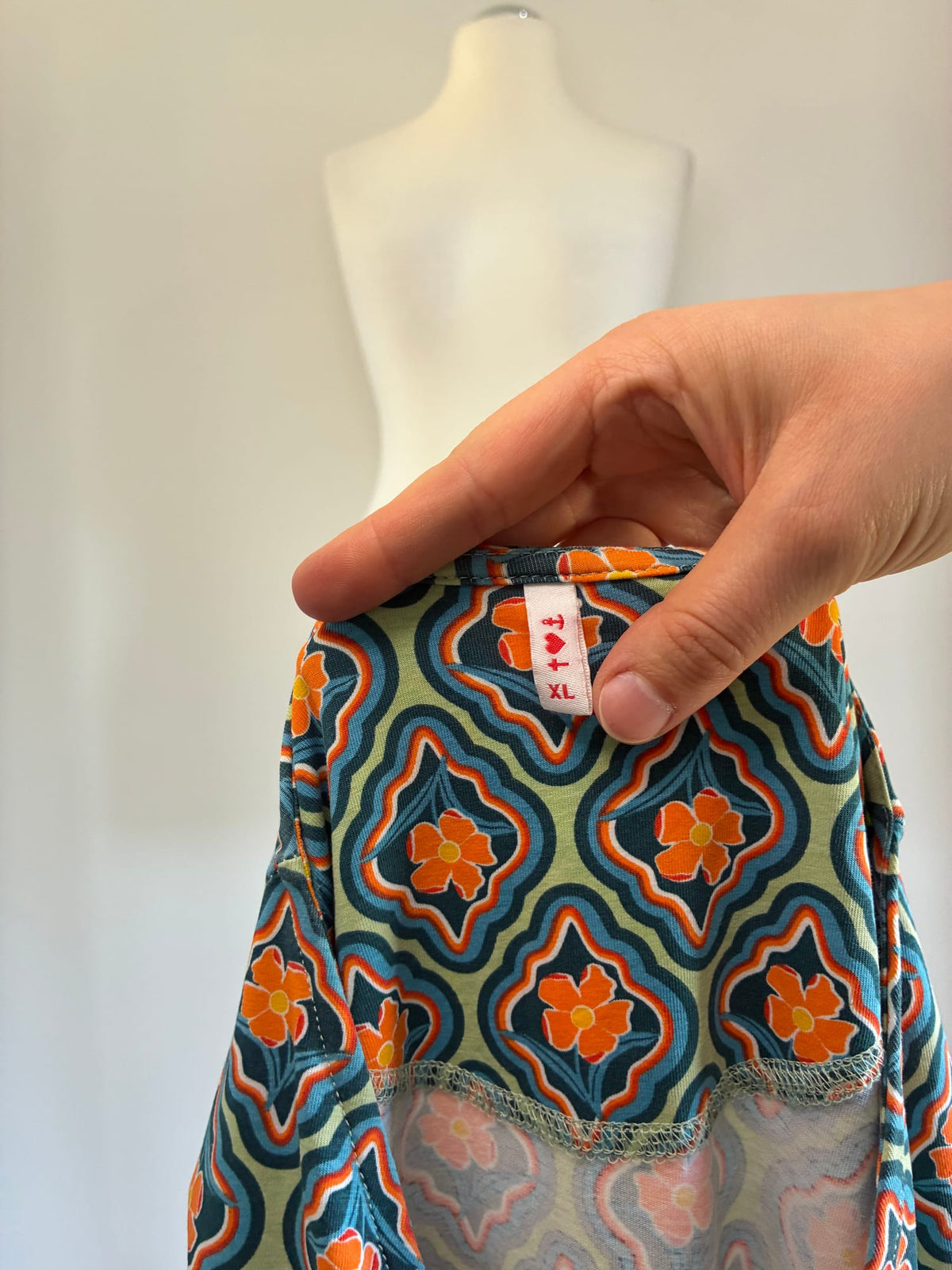 Blutsgeschwister Jerseykleid, Größe XL, Mintgrün mit Orange und Petrol gemustert, Größenetikett
