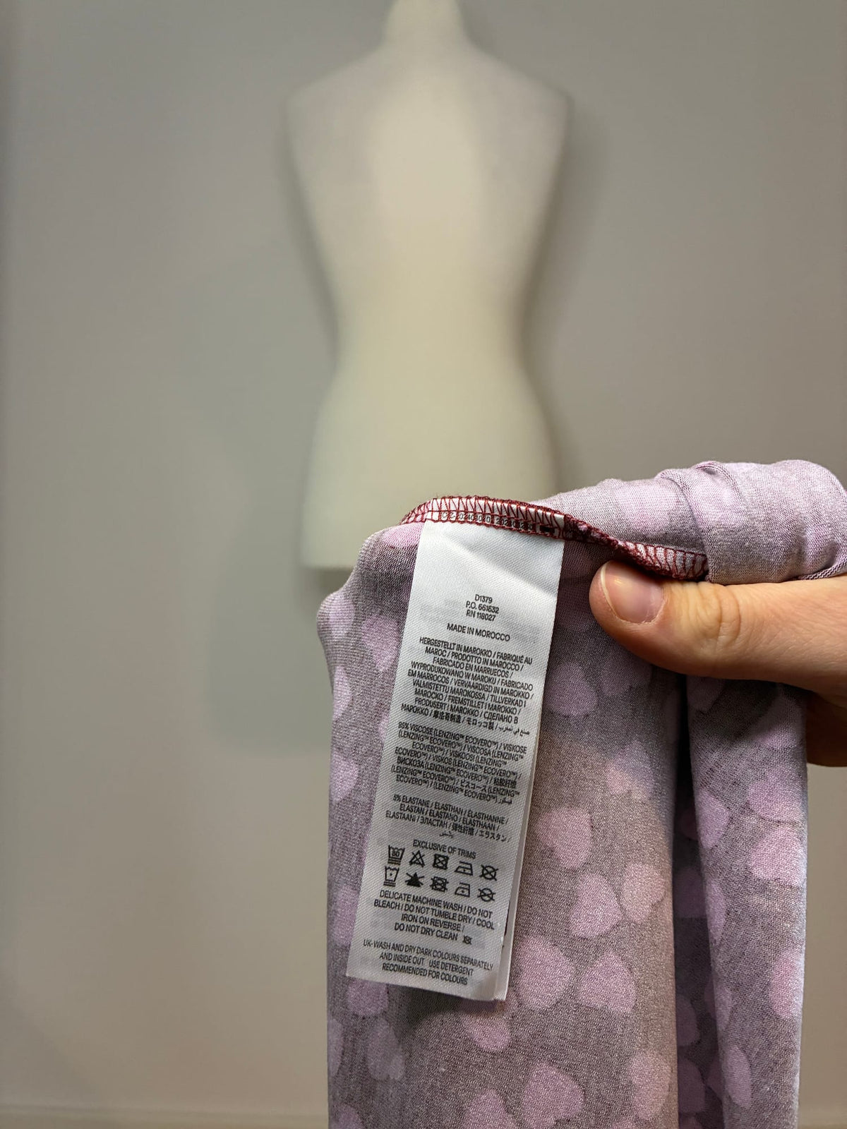 Boden Maxikleid, Größe 44, Bordeaux mit rosa Herzchen-Print, Materialetikett