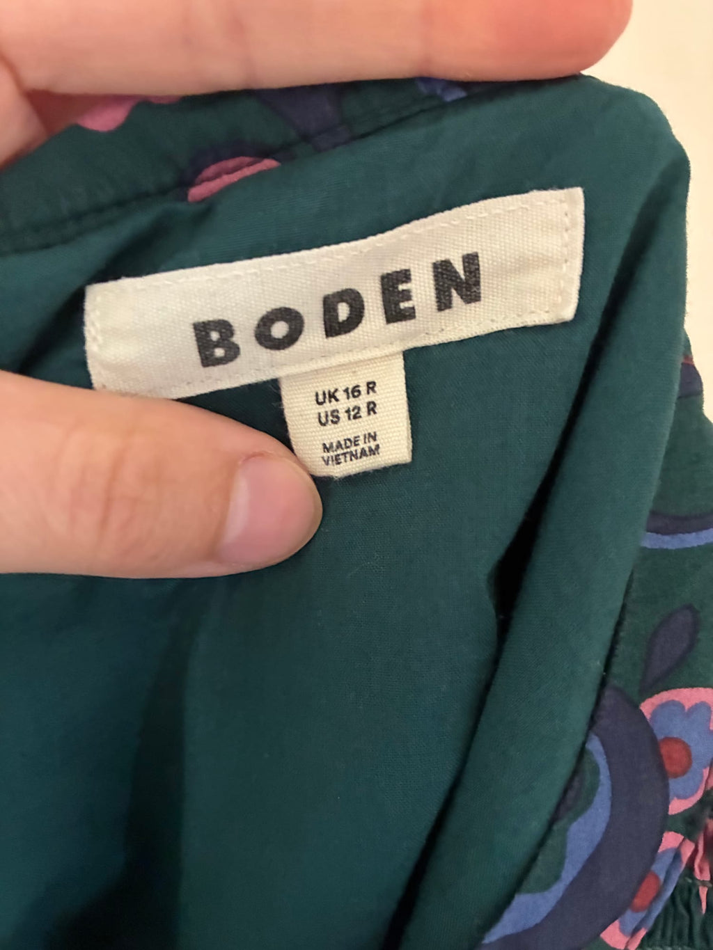 Boden Midikleid, Größe 42, Dunkelgrün mit Paisley-Print in Rosa, Blau und Bordeaux, Markenetikett