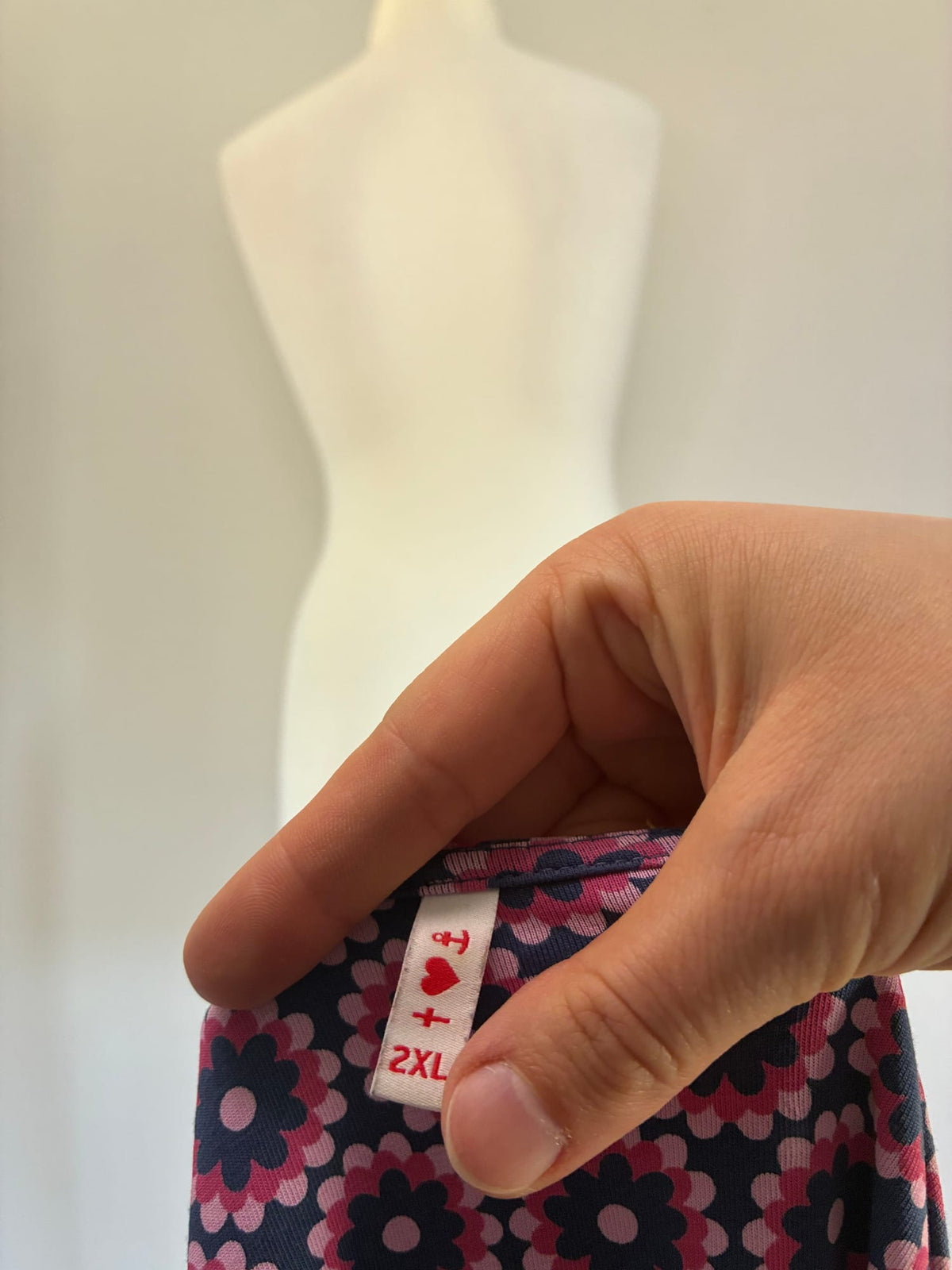 Blutsgeschwister Sommerkleid, Größe 2XL, Dunkelblau mit pinkfarbenem Blumenmuster, Größenetikett