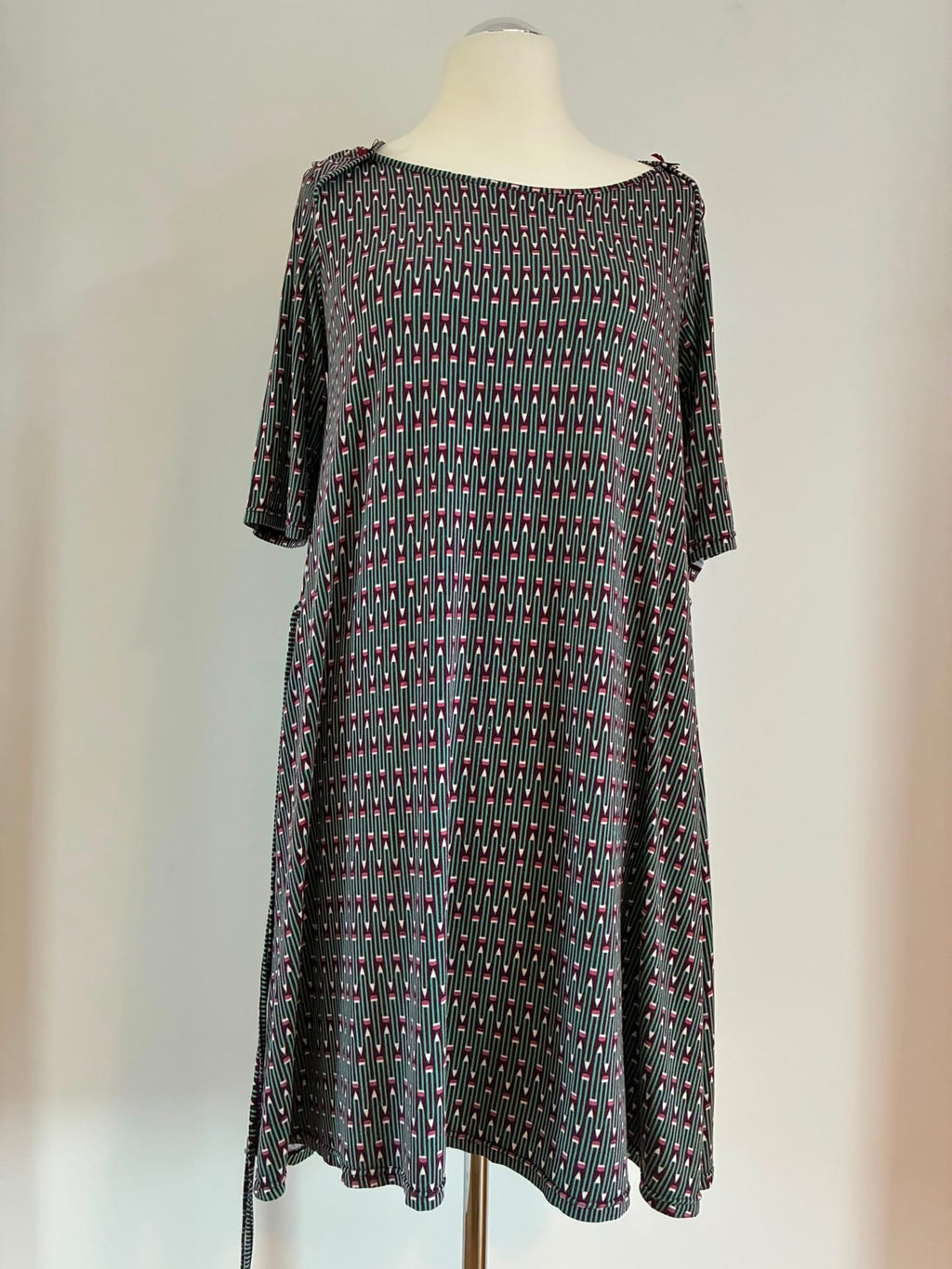 Blutsgeschwister Jerseykleid Größe XL mit grafischem Muster