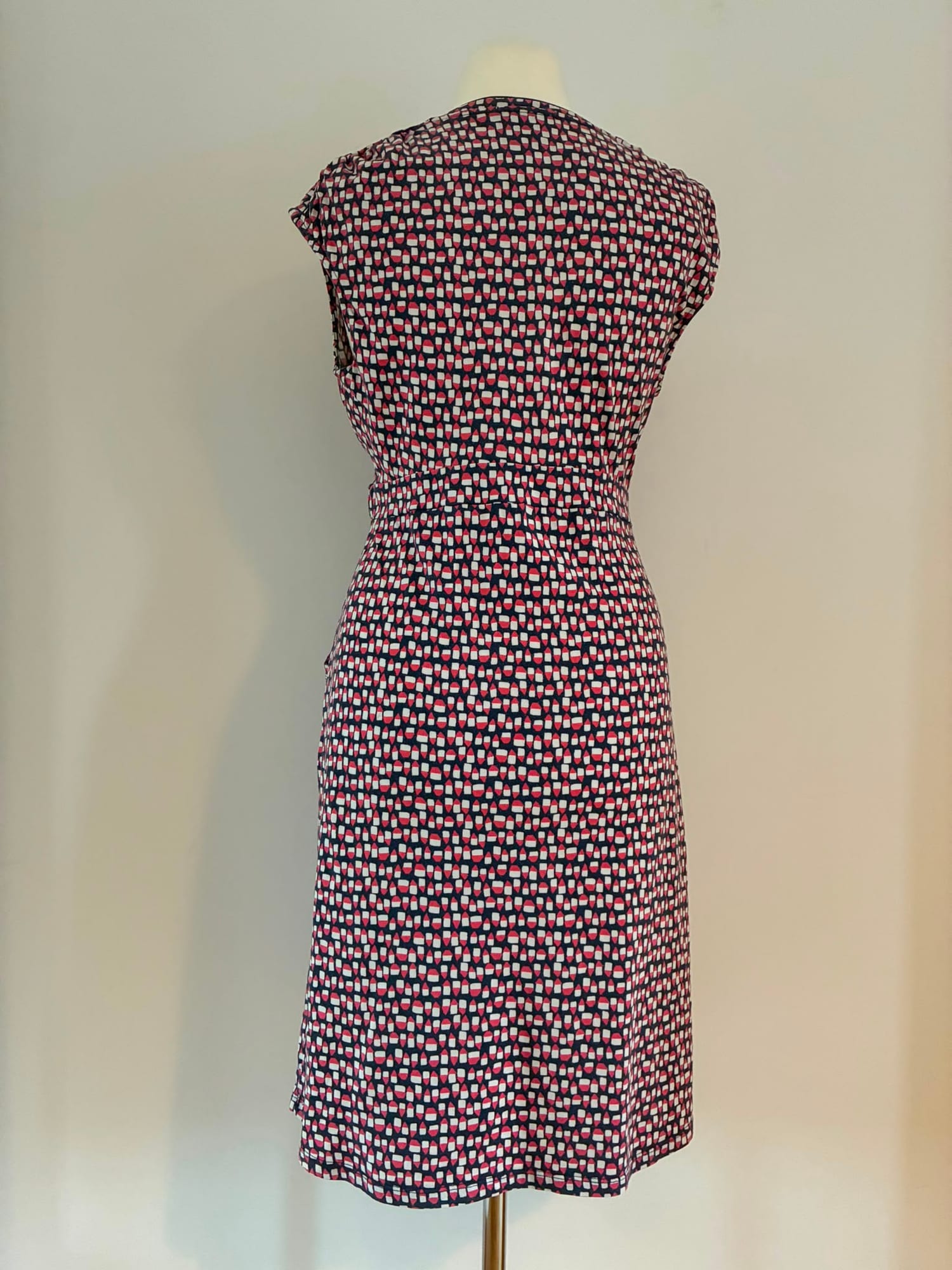 Gemustertes Jerseykleid von Boden Größe 44 in Dunkelblau und Rot mit Taschen