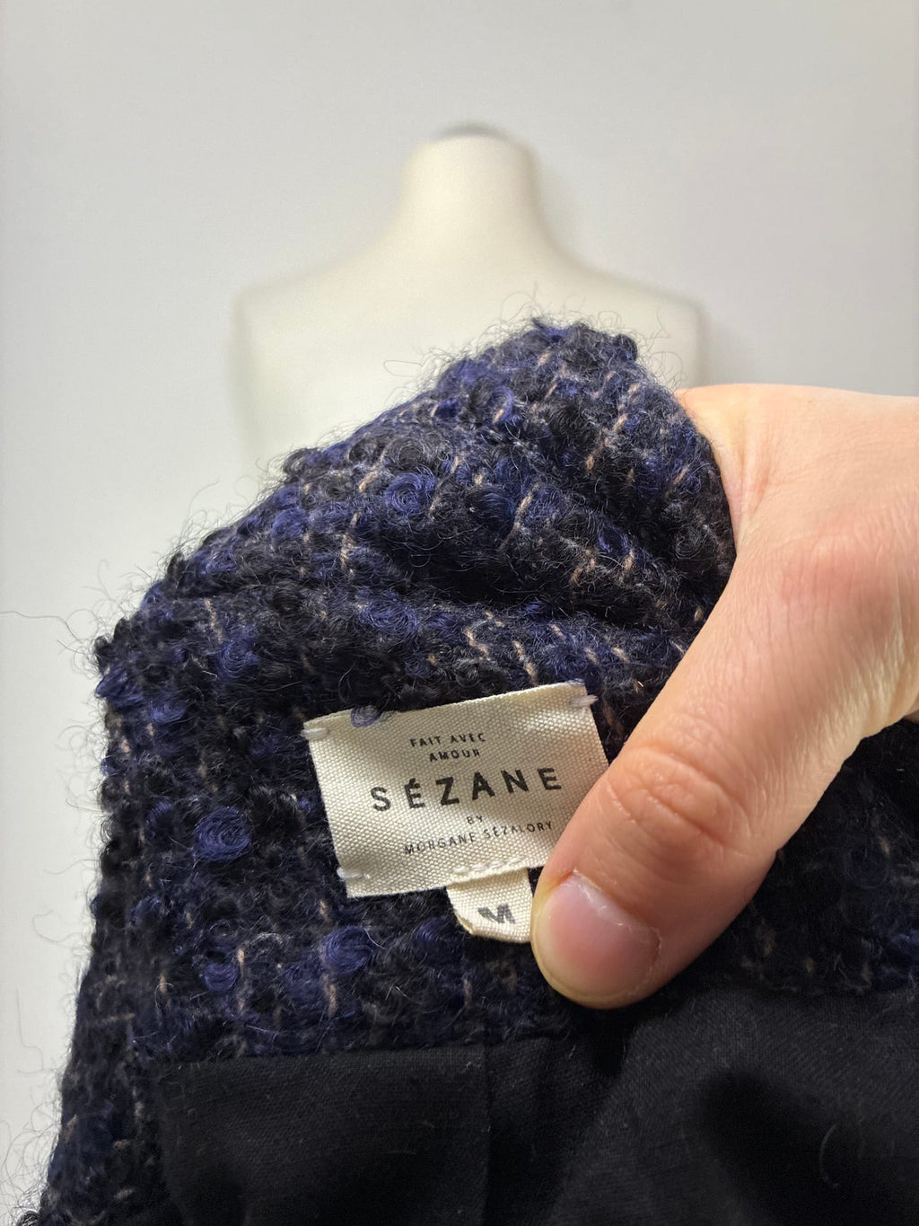 Sézane Bouclé-Jacke, Größe M, Dunkelblau meliert, Markenetikett