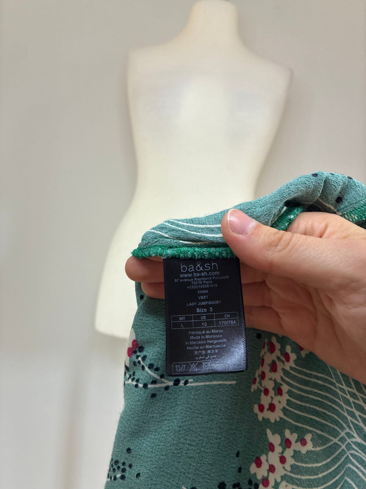 ba&sh Jumpsuit (Playsuit) mit kurzem Bein, Größe L, Waldgrün mit Blumenprint, Größenetikett
