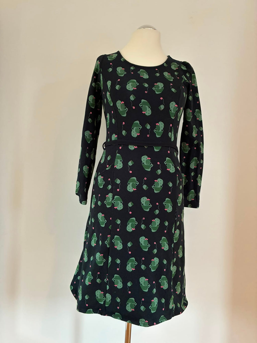 Verspieltes Langarmkleid Größe M in Schwarz mit Kaktusmuster