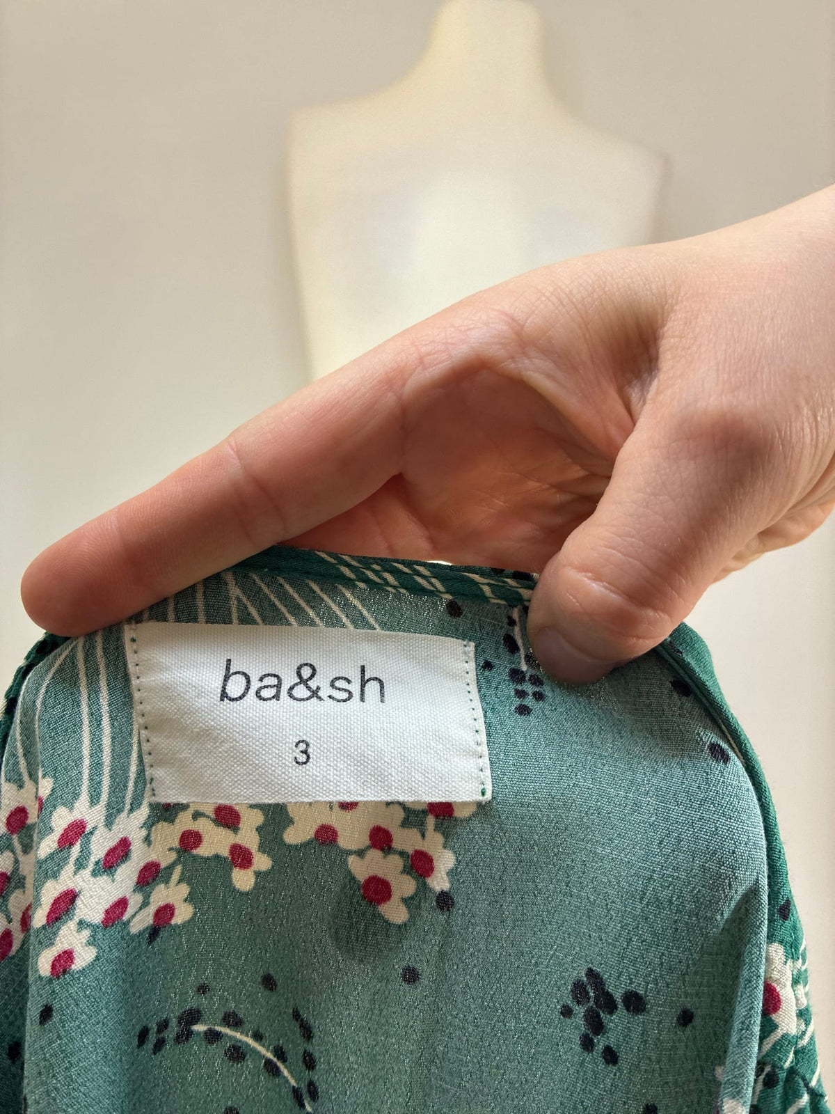 ba&sh Jumpsuit (Playsuit) mit kurzem Bein, Größe L, Waldgrün mit Blumenprint, Markenetikett