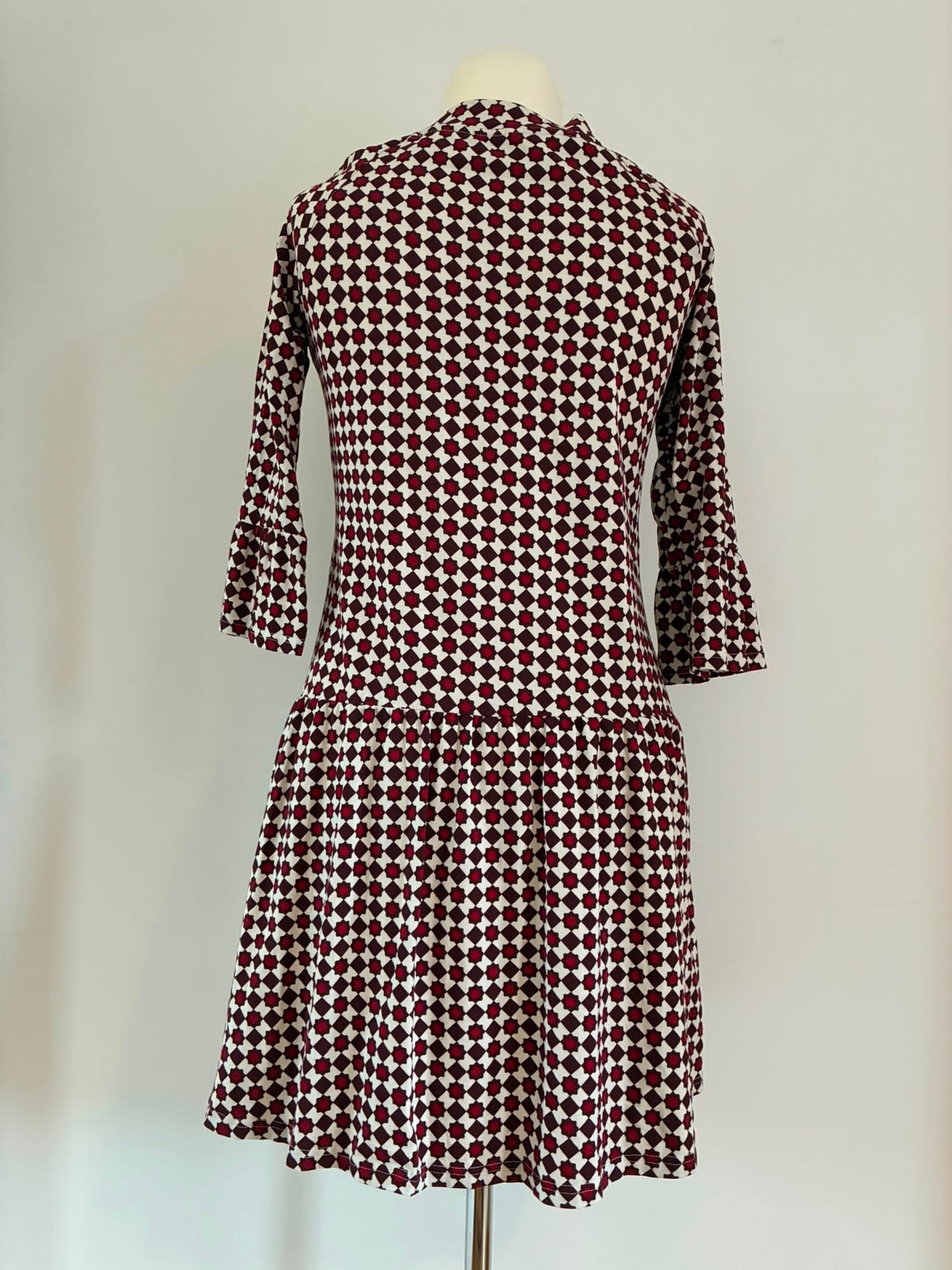 Blutsgeschwister Jerseykleid Größe XL in Bordeaux und Cremeweiß mit Retro-Muster