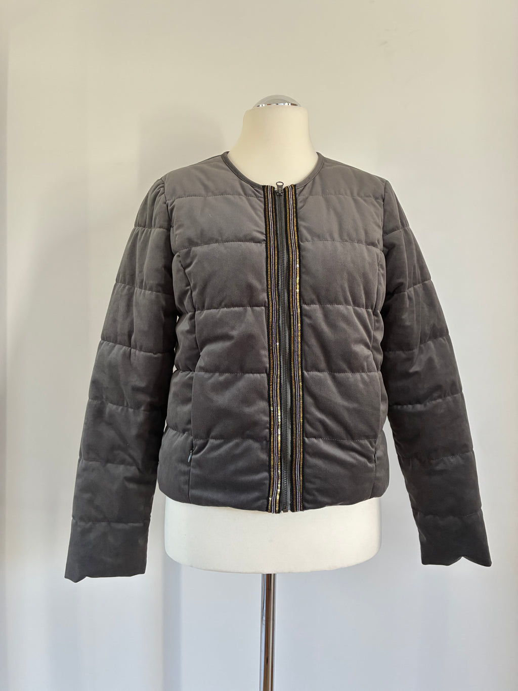 Edle Cream Steppjacke Größe L 40 in Grau mit Samtoptik und goldfarbenem Zipper
