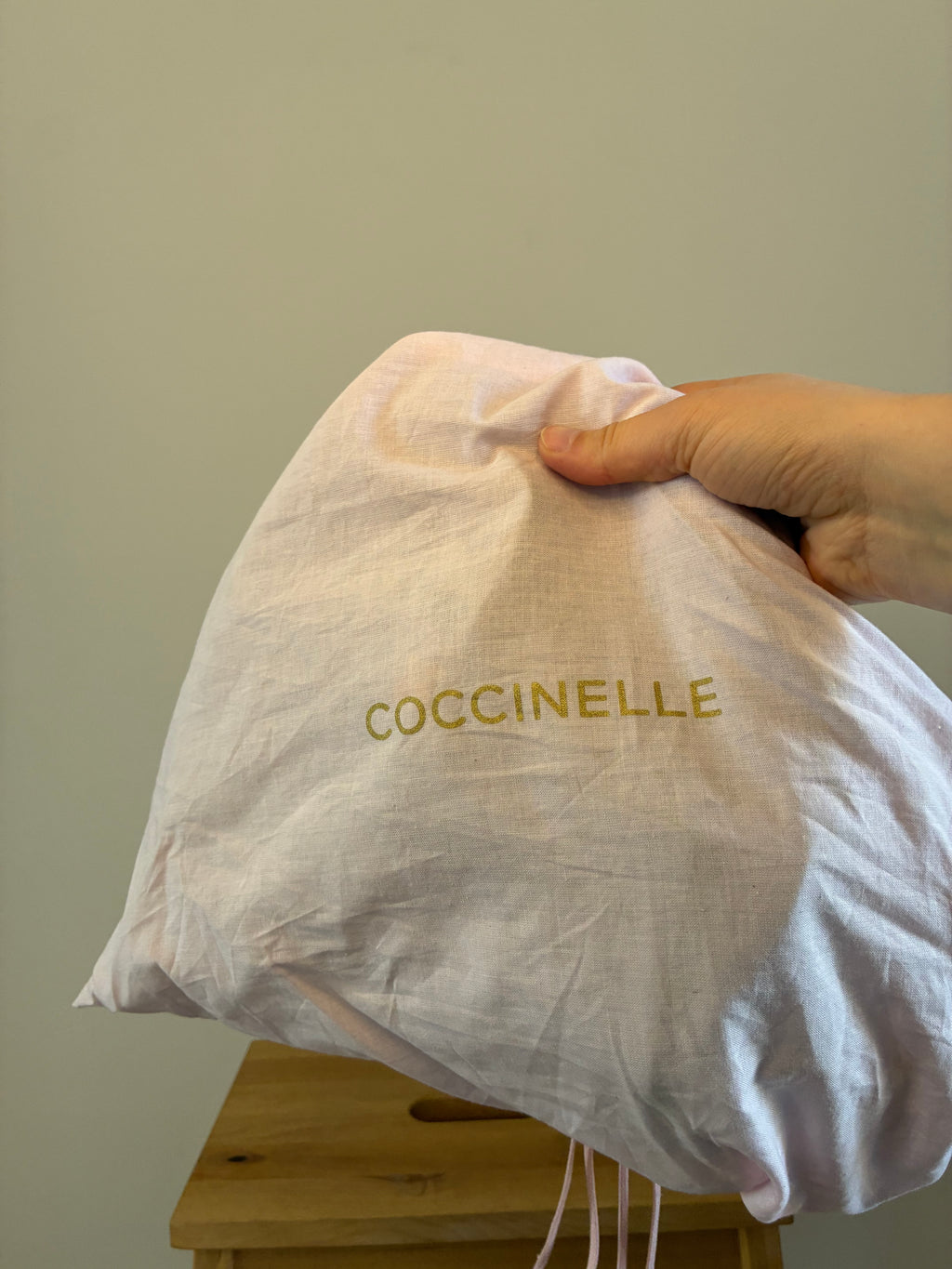 Coccinelle Tasche aus Leder mit Cut-Out Design