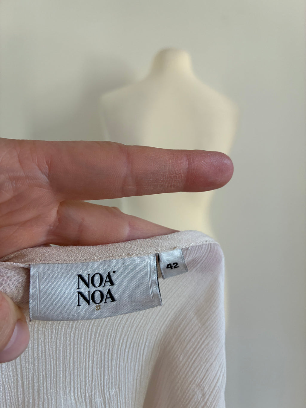 Noa Noa Bluse in Creme mit Spitze und Crinkle-Struktur – Größe XL / 42