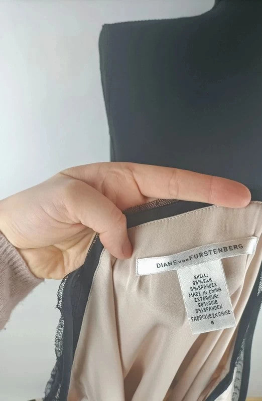 Bezauberndes Kleid aus Seide