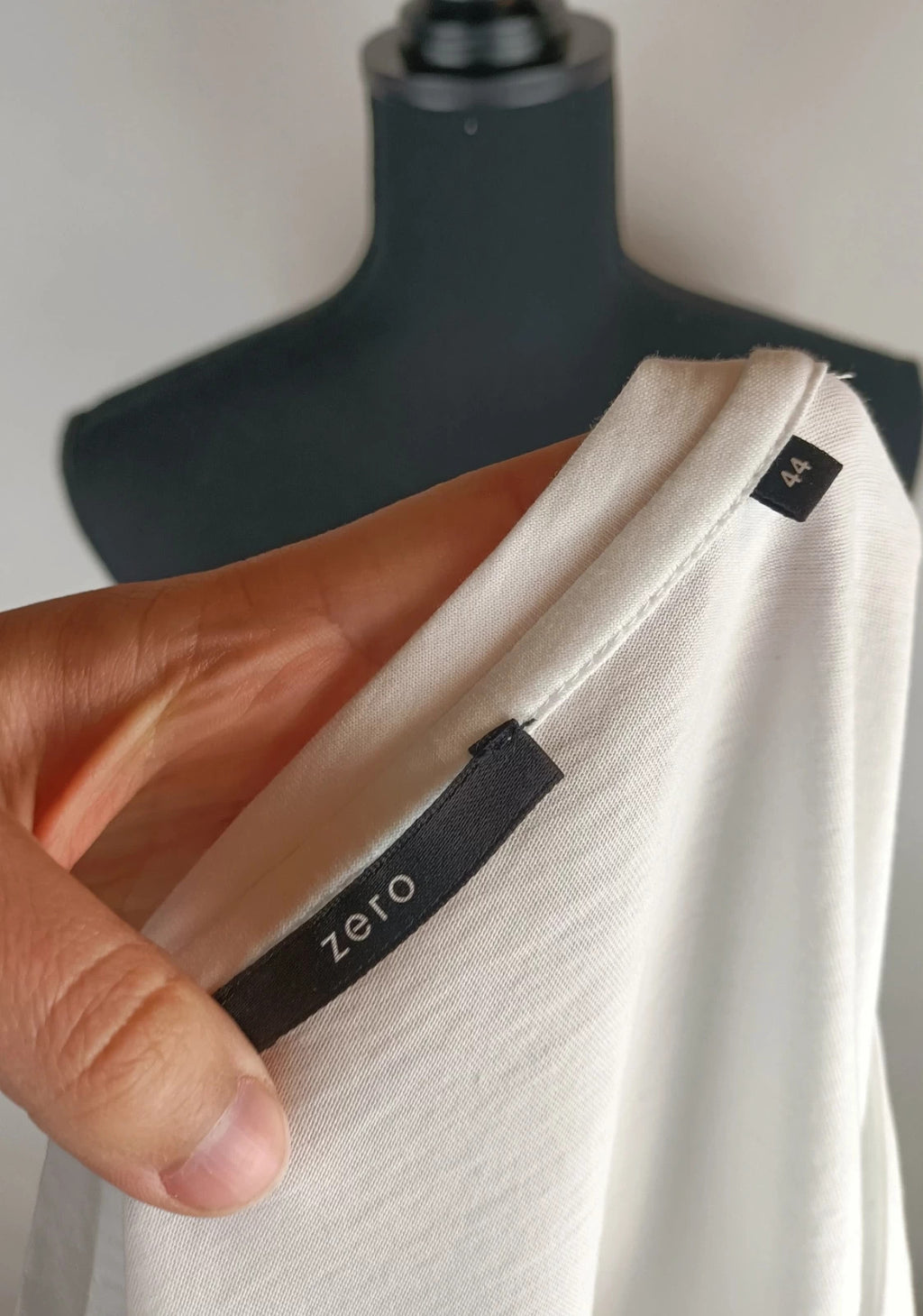 Verspieltes T-Shirt mit Lochmuster 