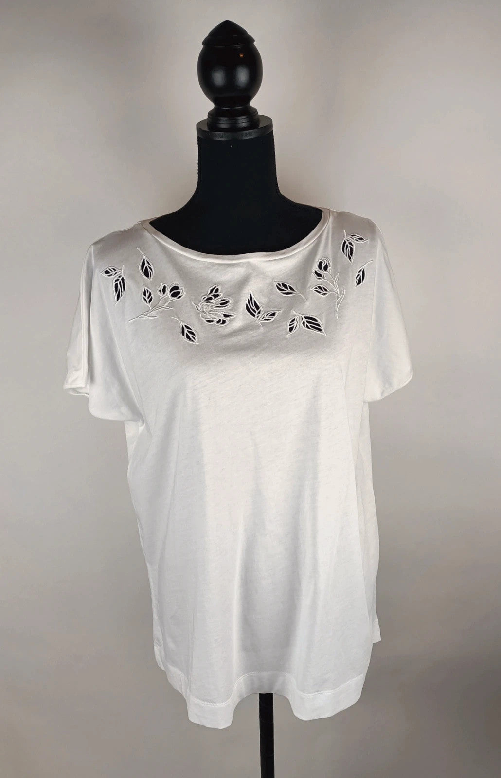 T-Shirt mit Lochmuster – Second-Hand bei Schickisch