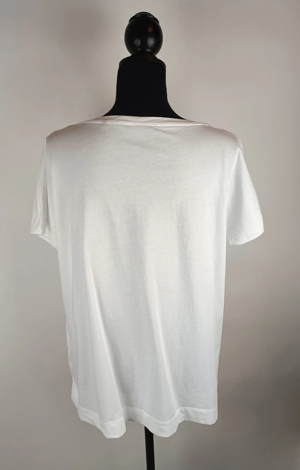 Verspieltes T-Shirt mit Lochmuster 
