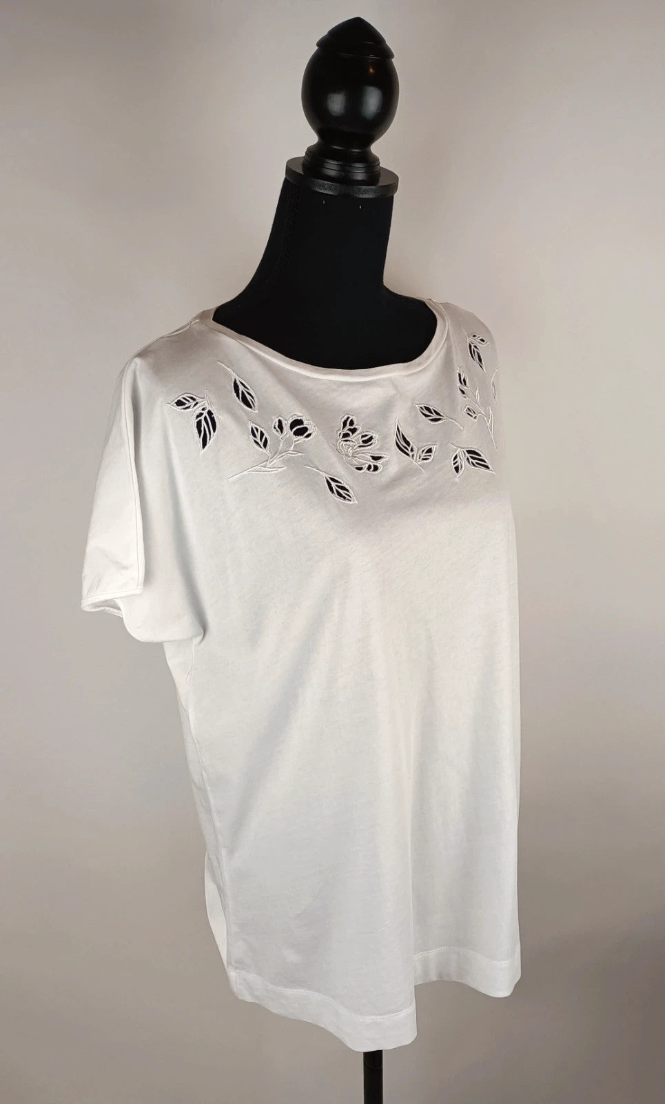 Verspieltes T-Shirt mit Lochmuster 